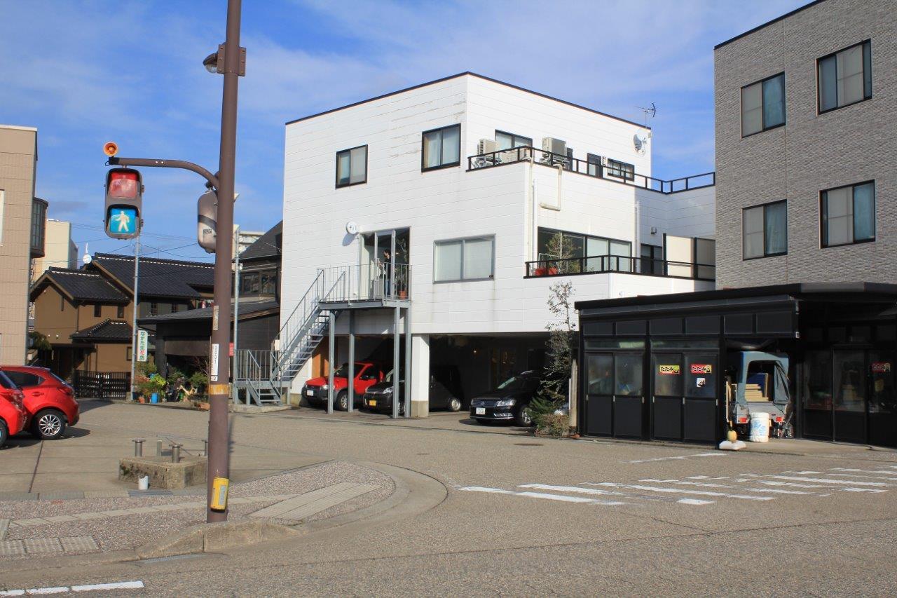 白色リノベ建物。大通りからちょっと入った場所