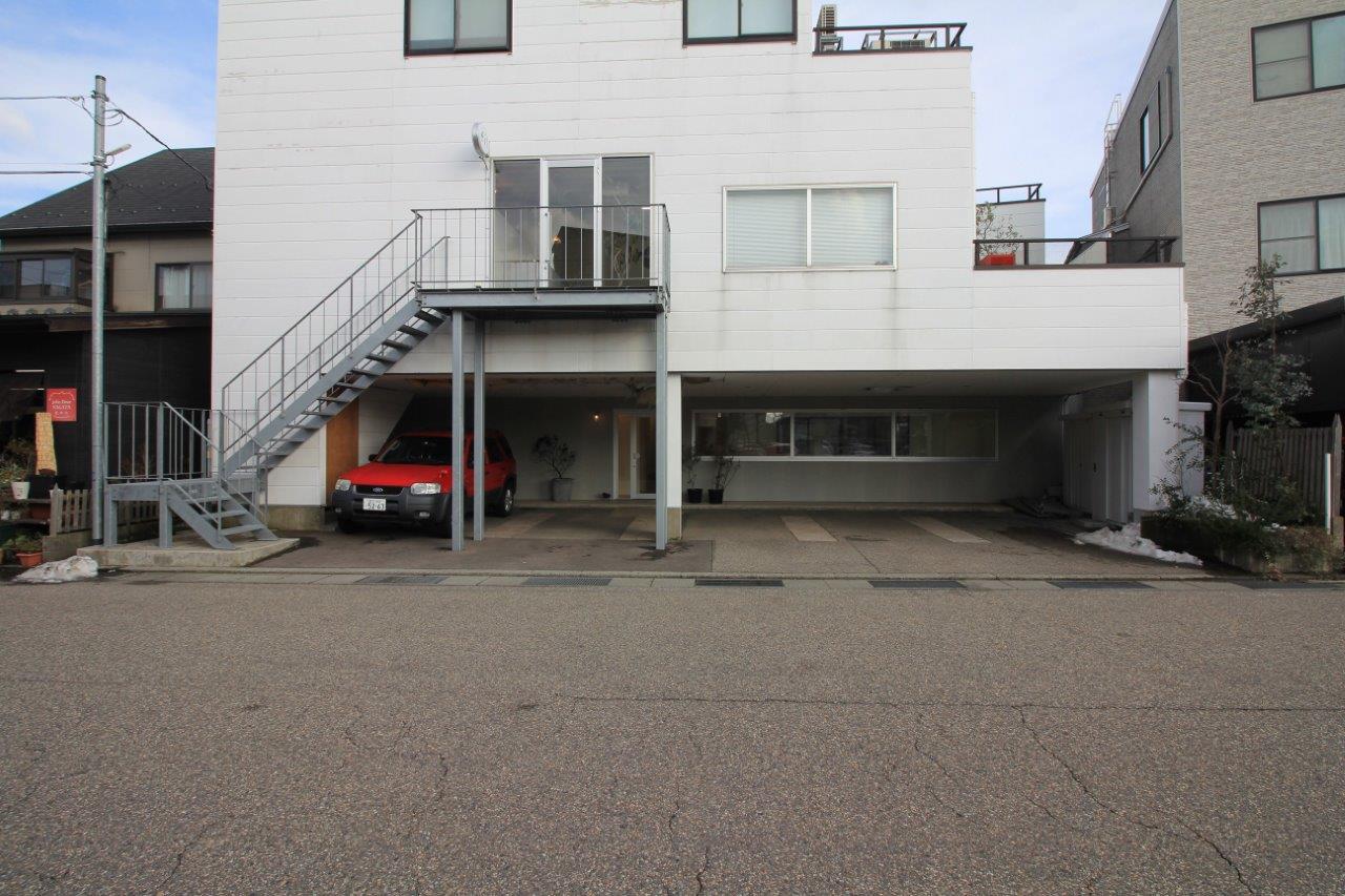 1階フロアの前面は駐車場。(専用駐車場スペース1台、賃料込み)鉄骨階段の上は美容室