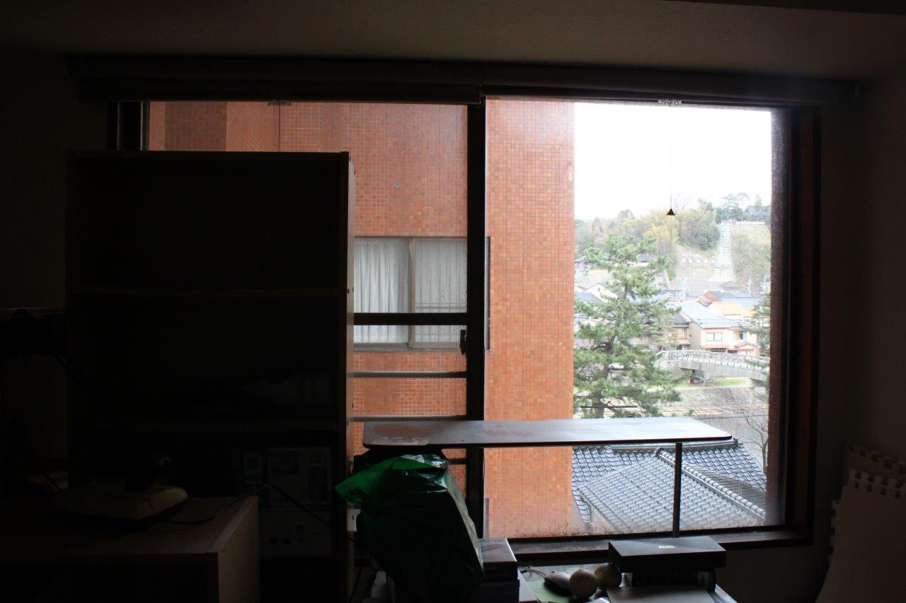 洋室からの浅野川ビュー。建物と建物の間から「梅ノ橋」がバッチリ見えます