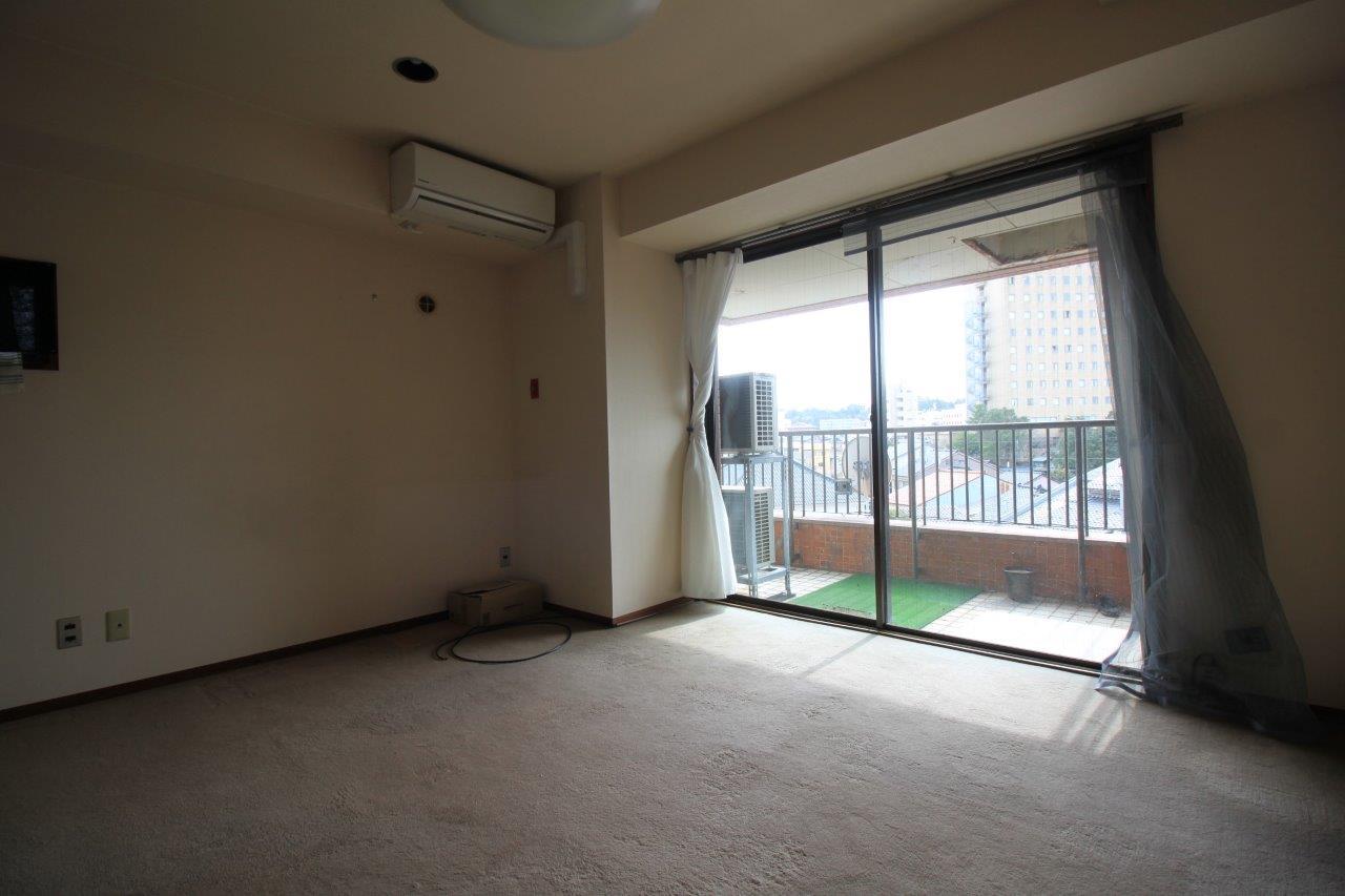 南東の角部屋なので、リビングへ光が差し込みます