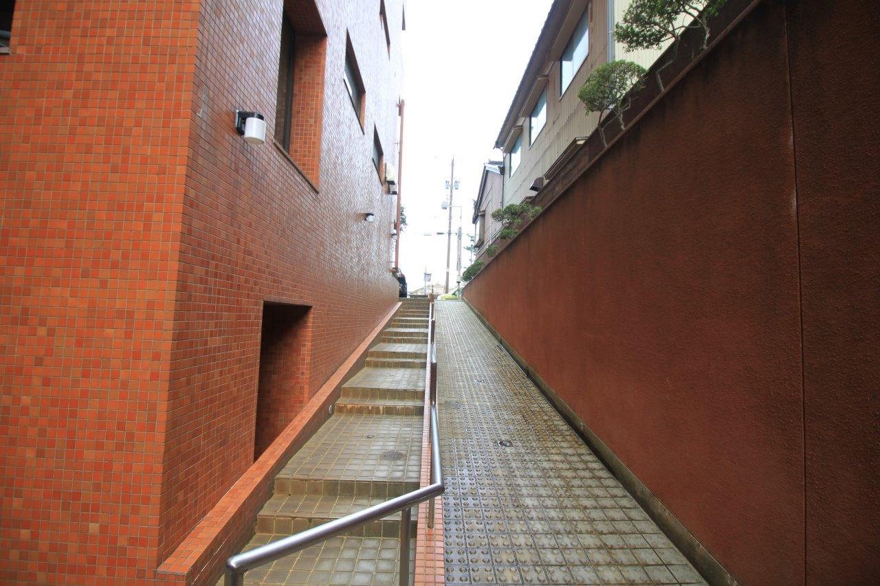 住民用エントランスにつながる階段とスロープ
