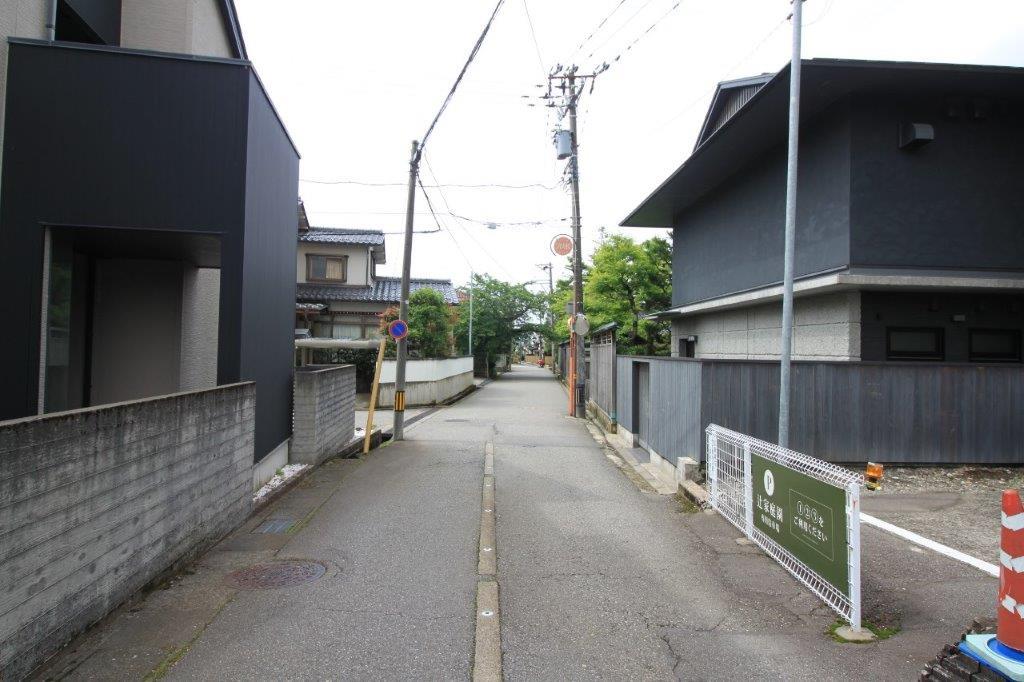 周辺は辻家庭園や金茶寮が近くにあり、落ち着いた雰囲気
