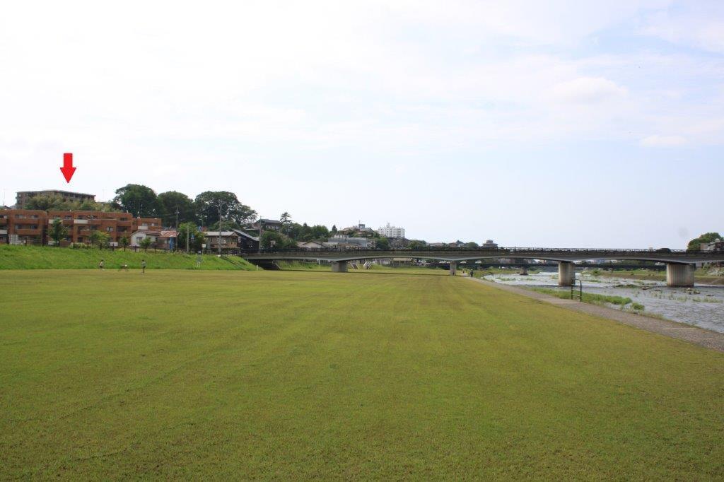 犀川緑地から本物件を見る。