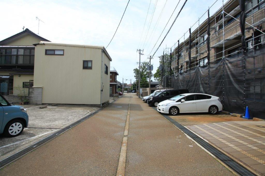 前面道路。大通りから入ったところにこのマンションはあります