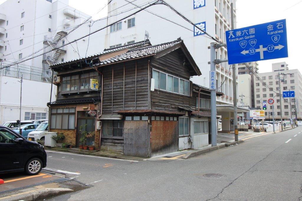 ベニヤ板で覆われた部分が店舗部分の入口