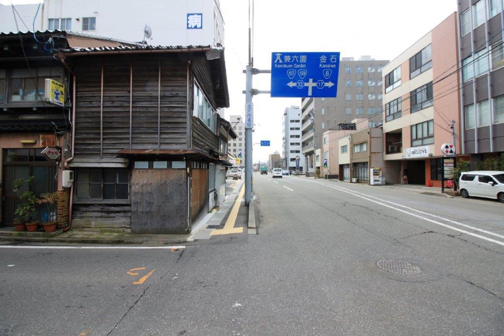本町エリアの大通り沿いに面しています。
