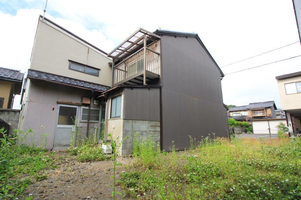 空き地から建物を見る。建物の空き地側に窓を設けたら気持ちよさそう。