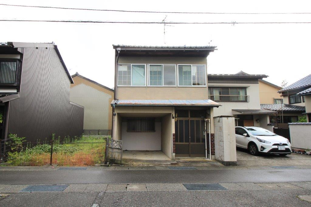 正面。小屋根と連続する窓が町家らしい。