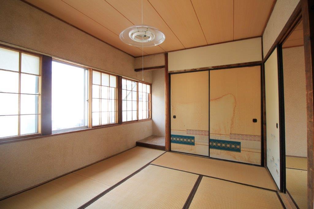 床の間の和室。東に面して連続した窓から光が入る。