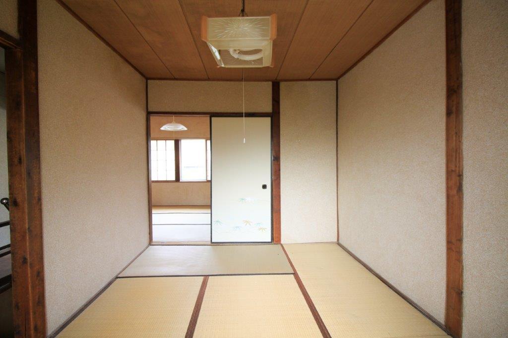 2階西側の和室。左側にはすぐ階段がある。右側は空き地側の壁なので窓も設けられるかも。