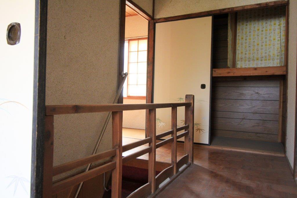 再び廊下に出て押し入れ側を見る。左に西側和室。階段脇の木の手すりを活かせたら素敵。