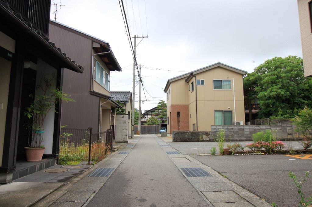 前面道路。融雪装置はありません。
