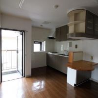 金沢市本多町の賃貸物件/DK６帖。こちら側に小ぶりなベランダがありますので洗濯物を外に干せます。