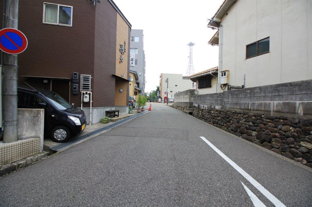 金沢市本多町の賃貸物件/前面道路。このまままっすぐいけば21美や歌劇座がある大通り。