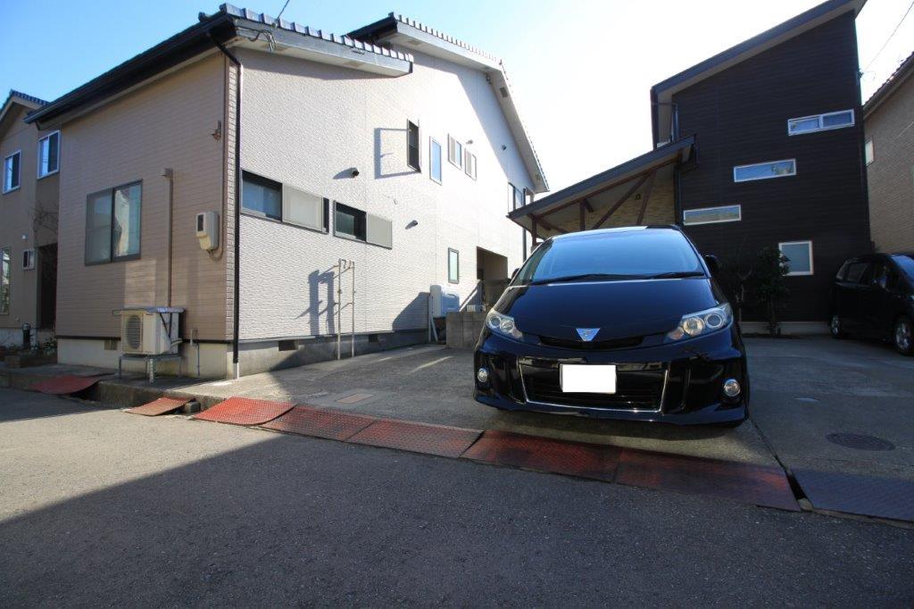 金沢市小橋町の賃貸物件/駐車スペースは建物横に並列2台分あります。