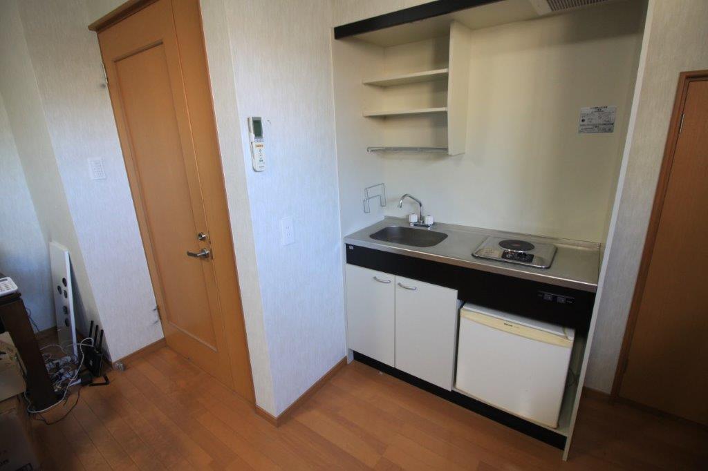 金沢市小橋町の賃貸物件/ミニキッチン付の北東側洋室。事務所やサロンとして使用可能です。