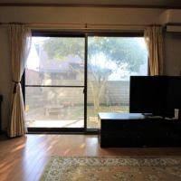 金沢市小橋町の賃貸物件/木漏れ日が注ぐ、南西向きの明るいリビング