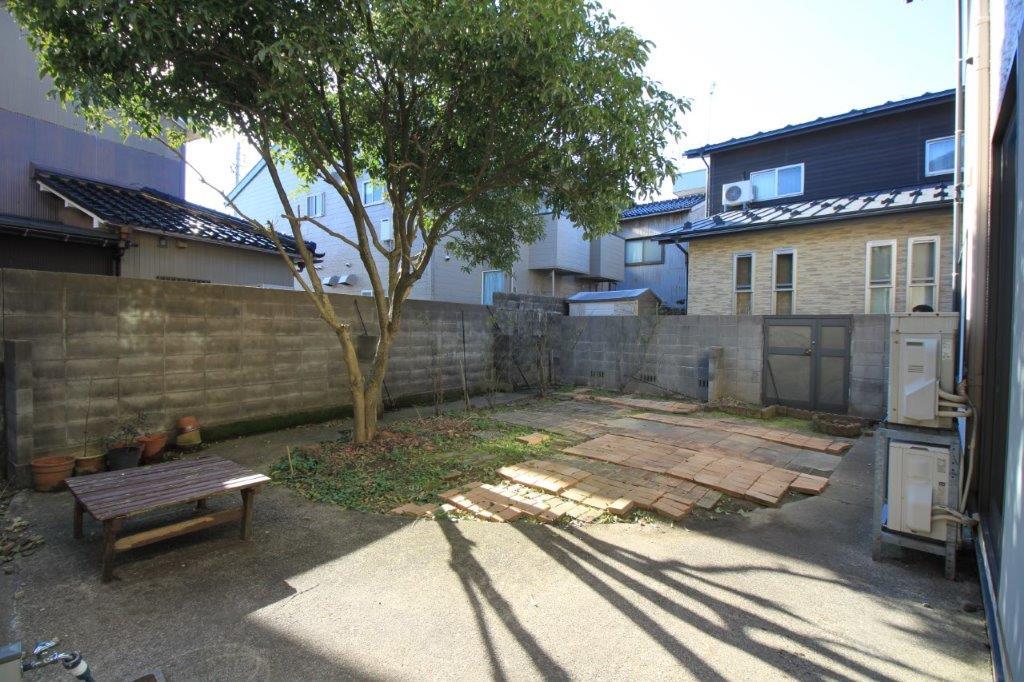 金沢市小橋町の賃貸物件/10坪は優にあるポケットパークのようなお庭。