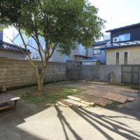 金沢市小橋町の賃貸物件/10坪は優にあるポケットパークのようなお庭。