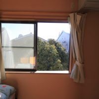 金沢市小橋町の賃貸物件/2階寝室の窓の外には目の前に金木犀。周辺からの目隠しにもなっています。