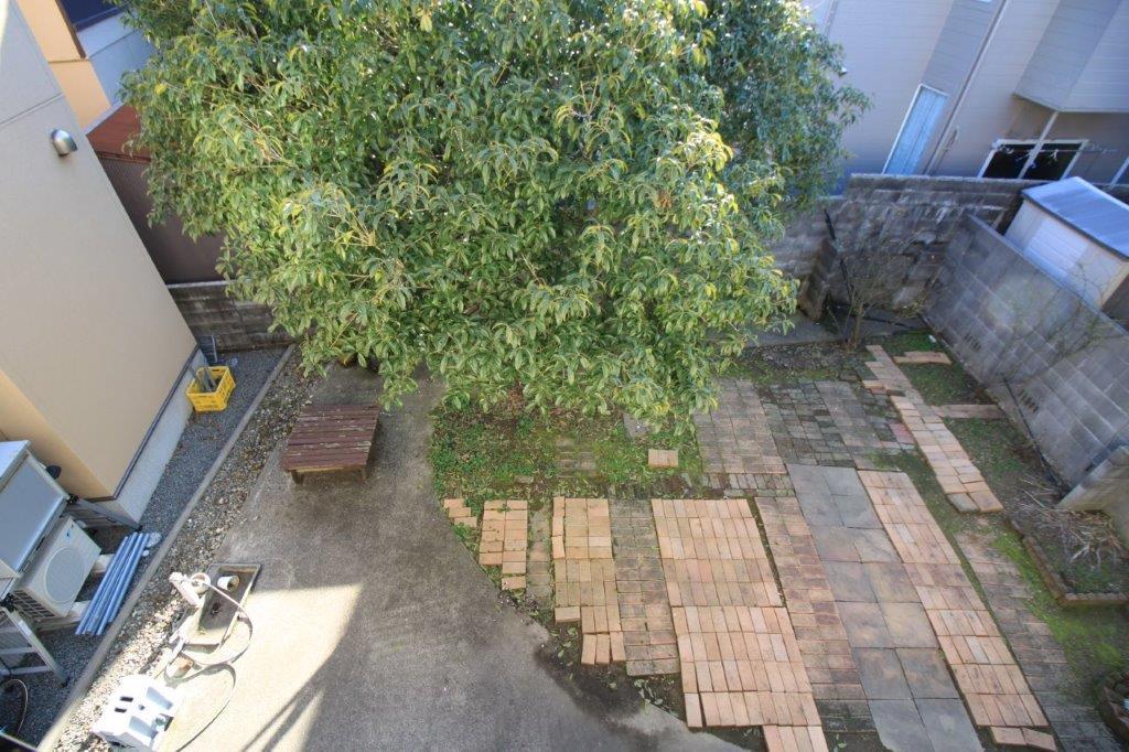 金沢市小橋町の賃貸物件/2階から、庭を見下ろす