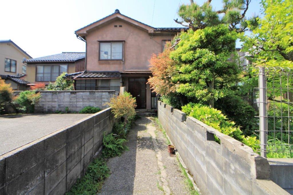 金沢市石引の売買物件/細道の先に