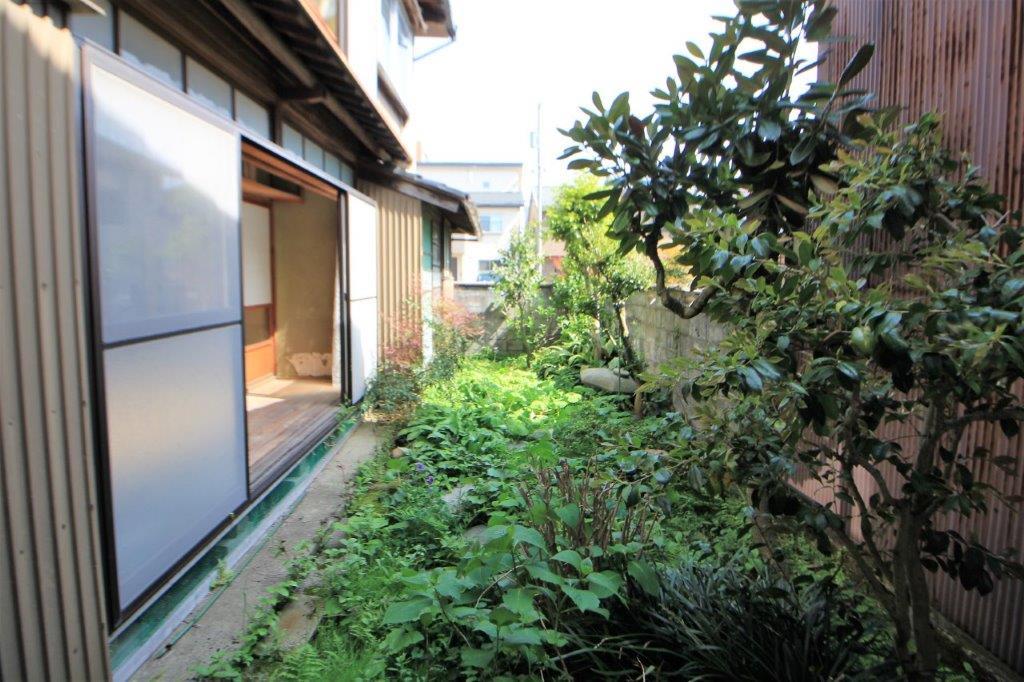 金沢市石引の売買物件/南側にあるお庭。