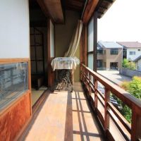 金沢市石引の売買物件/太陽の光が降り注ぐ南側の縁側。