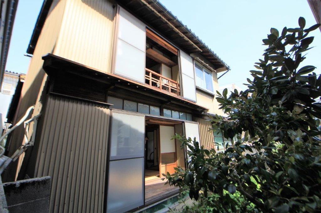 金沢市石引の売買物件/庭からみる建物