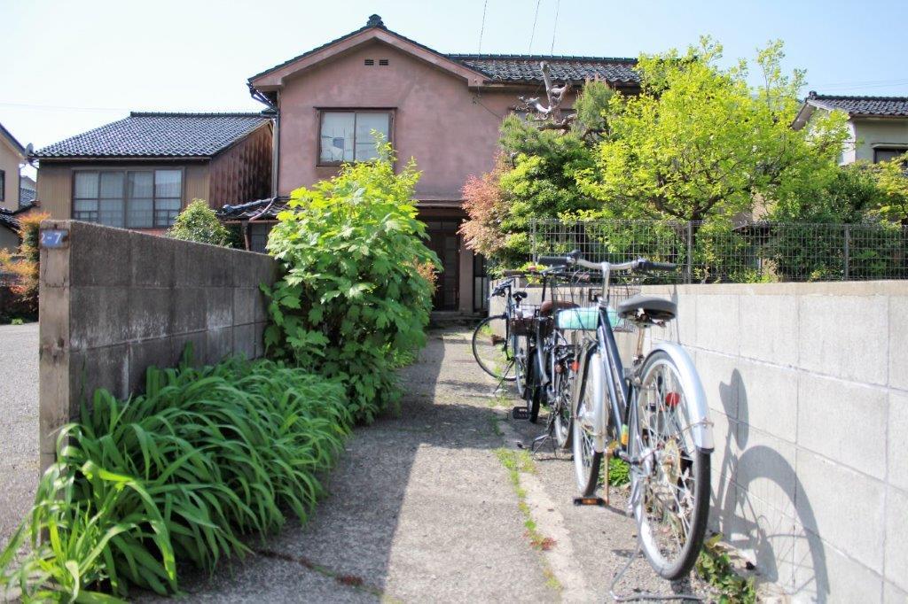 金沢市石引の売買物件/前面道路から見る本物件。