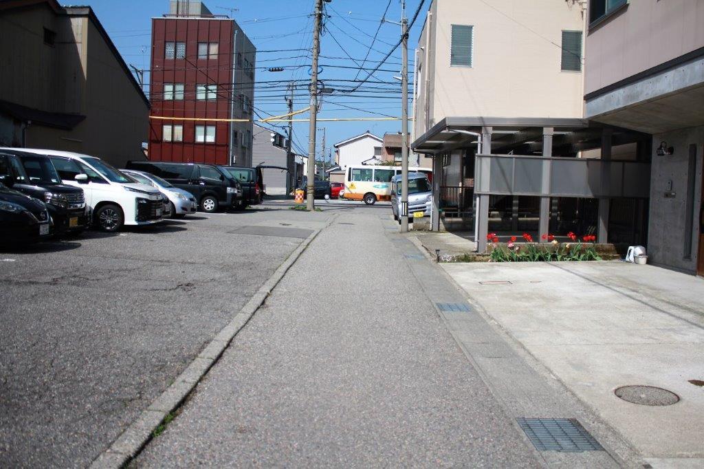 金沢市石引の売買物件/前面道路