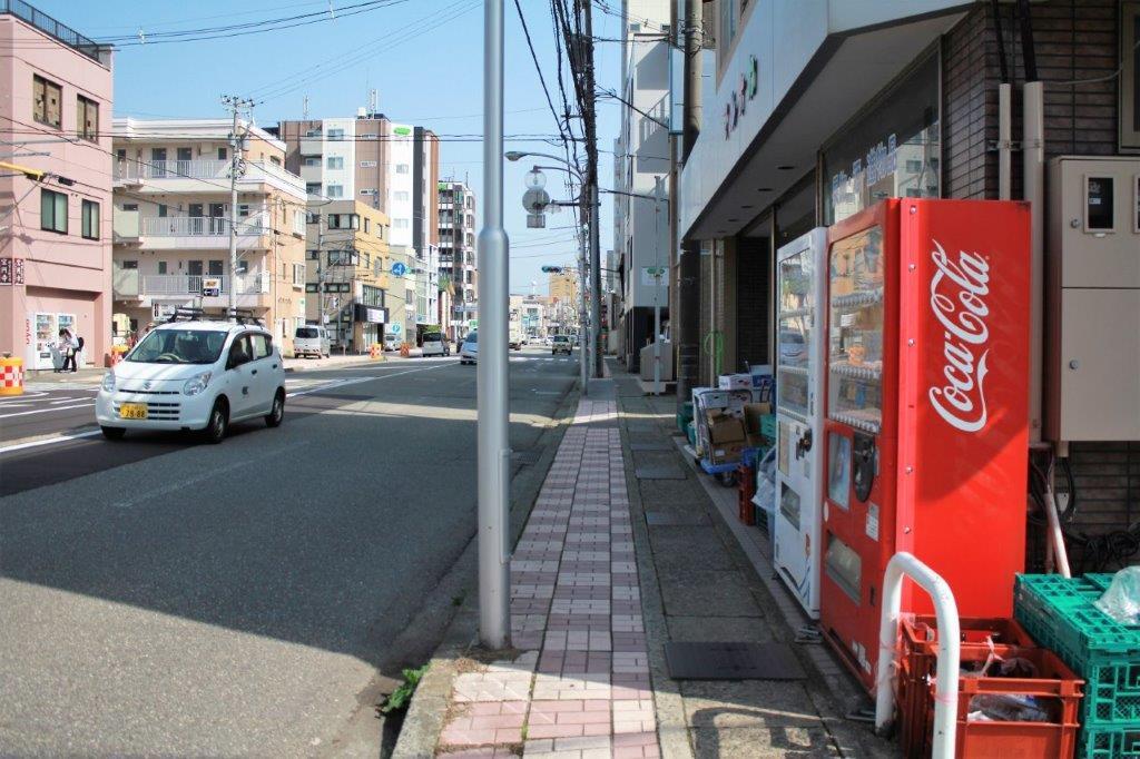 金沢市石引の売買物件/大通り。石引商店街方面