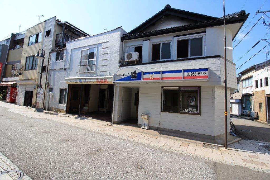 金沢市笠市町の賃貸物件/商店街に面してワイドなお顔。店舗と駐車スペースは一つの建物です