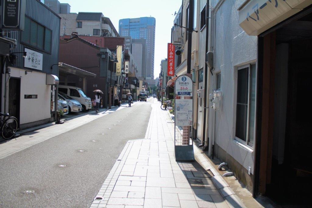 金沢市笠市町の賃貸物件/物件前から駅方面。店舗の斜め前は人気ラーメン屋さん。期間限定ラーメンも見逃せない