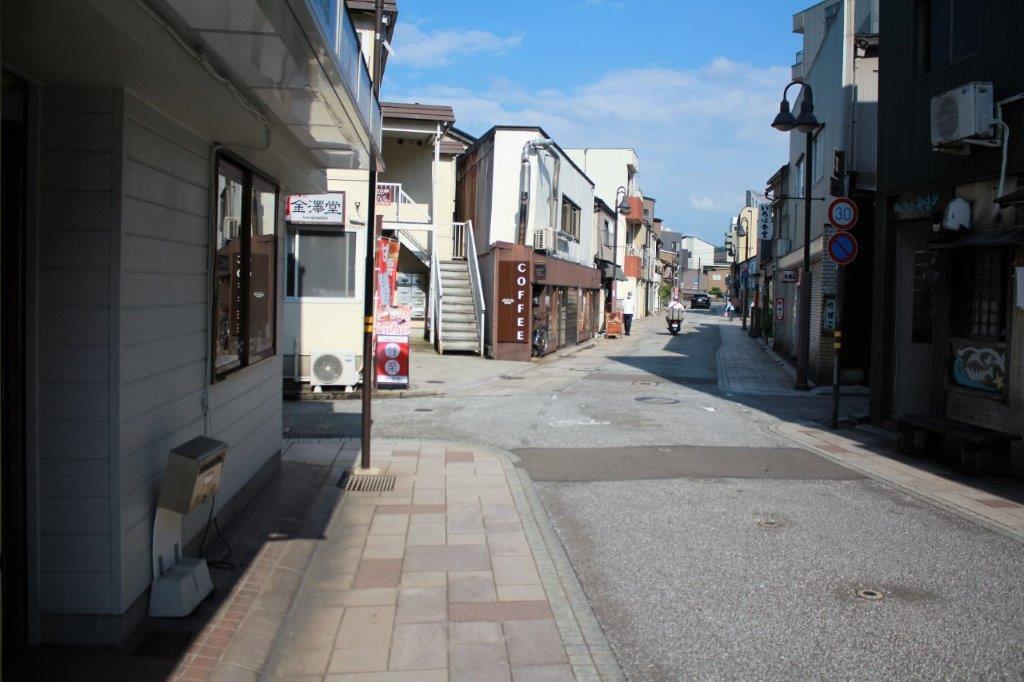 金沢市笠市町の賃貸物件/物件前から安江町方面。２軒隣はコーヒースタンド。ここの珈琲豆を使っている市内の人気カフェも多いです