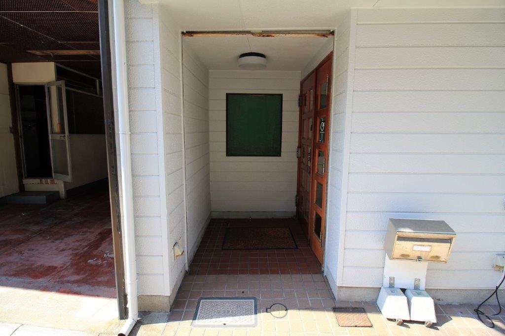 金沢市笠市町の賃貸物件/理容店へのアプローチ。正面の掲示板には、何を張っていたのだろう？