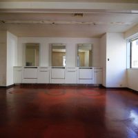 金沢市笠市町の賃貸物件/元理容店スペース。年季の入った床の色味がたまらん