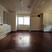 金沢市笠市町の賃貸物件/椅子などの什器備品類は撤去済み。角地なので明るいです