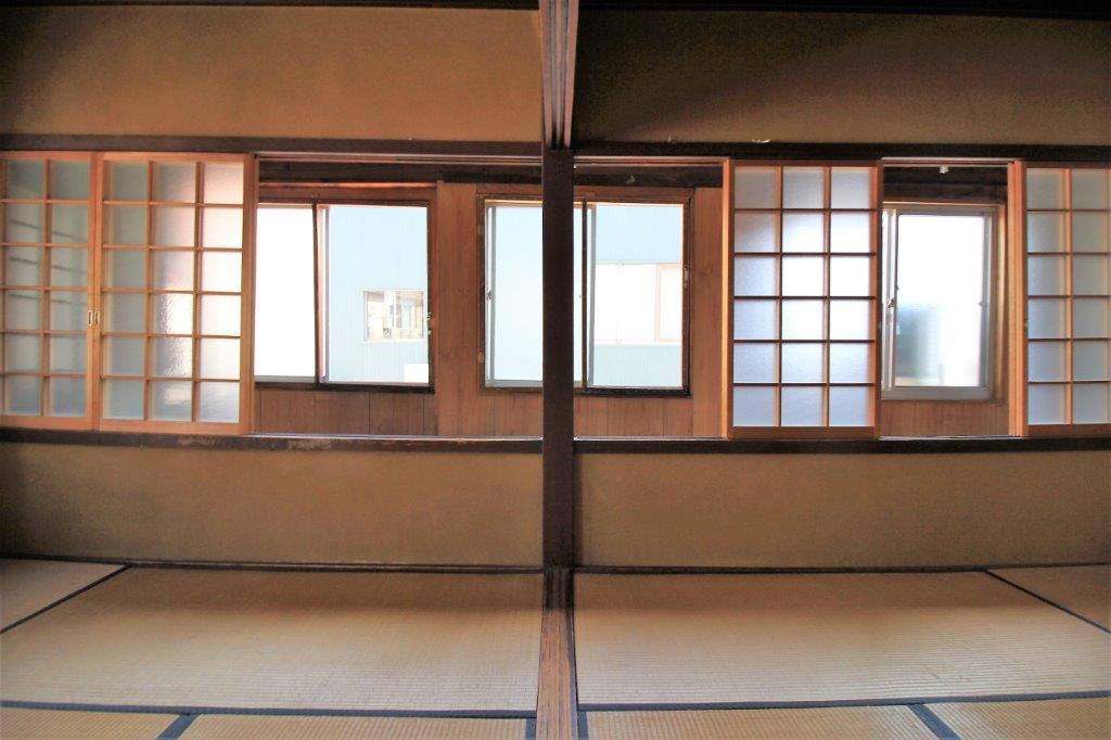 金沢市笠市町の賃貸物件/開口部が２重になっていて、窓と窓の間には縁側としては狭い謎のスペースあります
