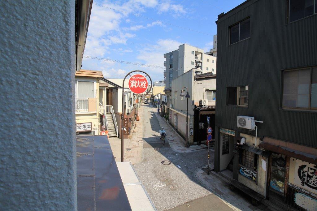 金沢市笠市町の賃貸物件/２階からの商店街