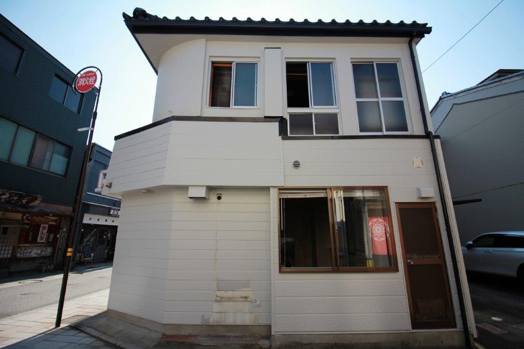 金沢市笠市町の賃貸物件/横からのお顔。２階の外壁の丸みが可愛らしい。１階の右側の出入り口扉は、現在は封鎖されています。