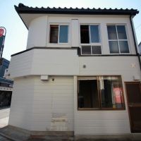 金沢市笠市町の賃貸物件/横からのお顔。２階の外壁の丸みが可愛らしい。１階の右側の出入り口扉は、現在は封鎖されています。