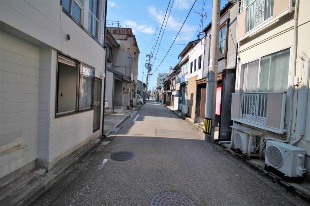 金沢市笠市町の賃貸物件/建物横の通りにはゲストハウスなどがあり、このつきあたりには飲食店が集まるエリアがあります