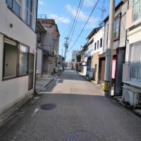 金沢市笠市町の賃貸物件/建物横の通りにはゲストハウスなどがあり、このつきあたりには飲食店が集まるエリアがあります
