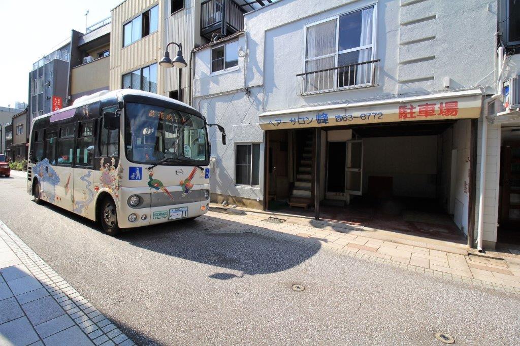 金沢市笠市町の賃貸物件/本物件前が金沢ふらっとバスのバス停になっています