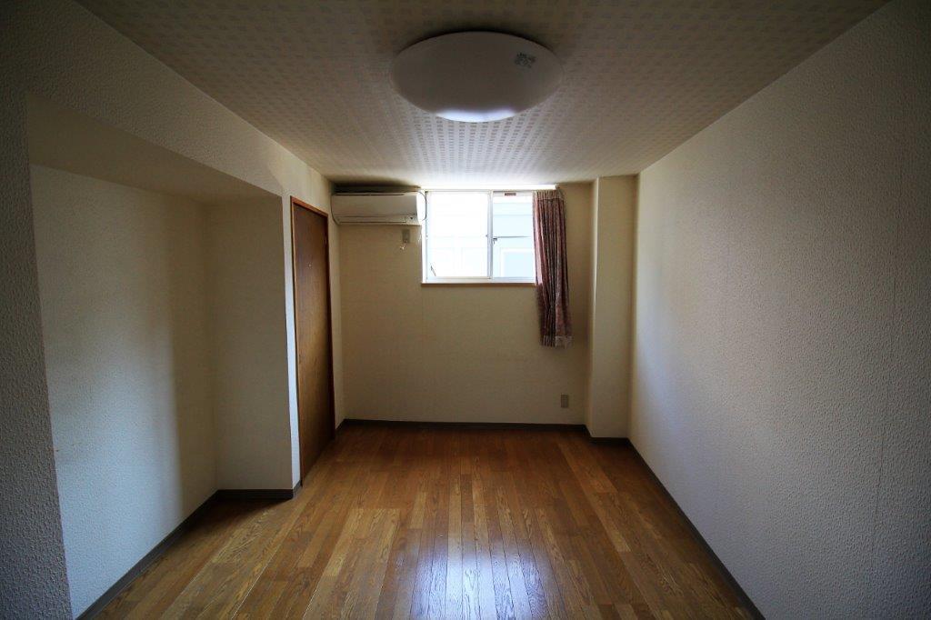 金沢市笠市町の賃貸物件/近年リフォームされたと思われる2階の洋室。エアコン1台残置されています