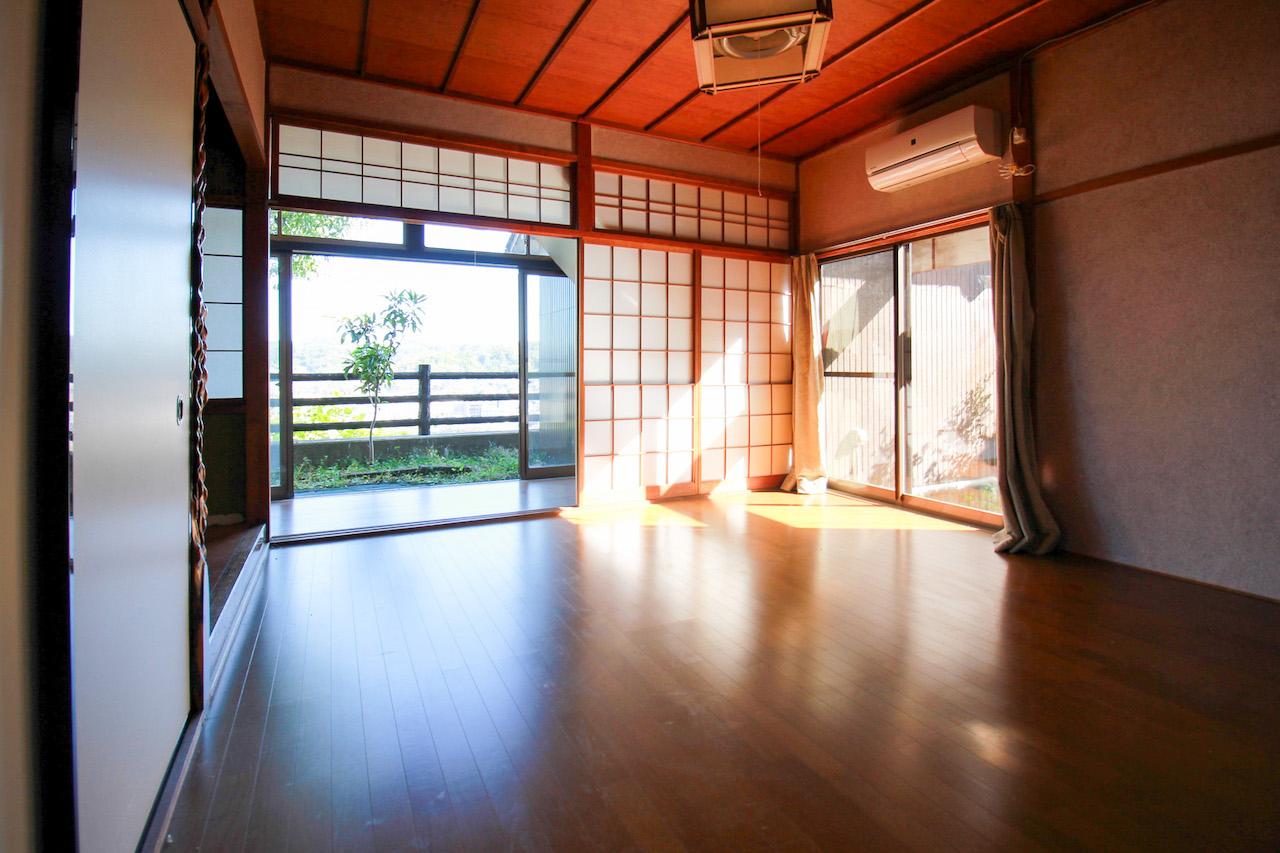 金沢市小立野の賃貸物件/奥8帖洋室。気持ちの良い光が入ってきます。エアコン1台あり。