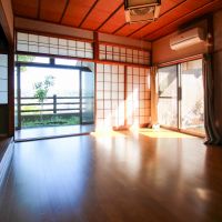 金沢市小立野の賃貸物件/奥8帖洋室。気持ちの良い光が入ってきます。エアコン1台あり。