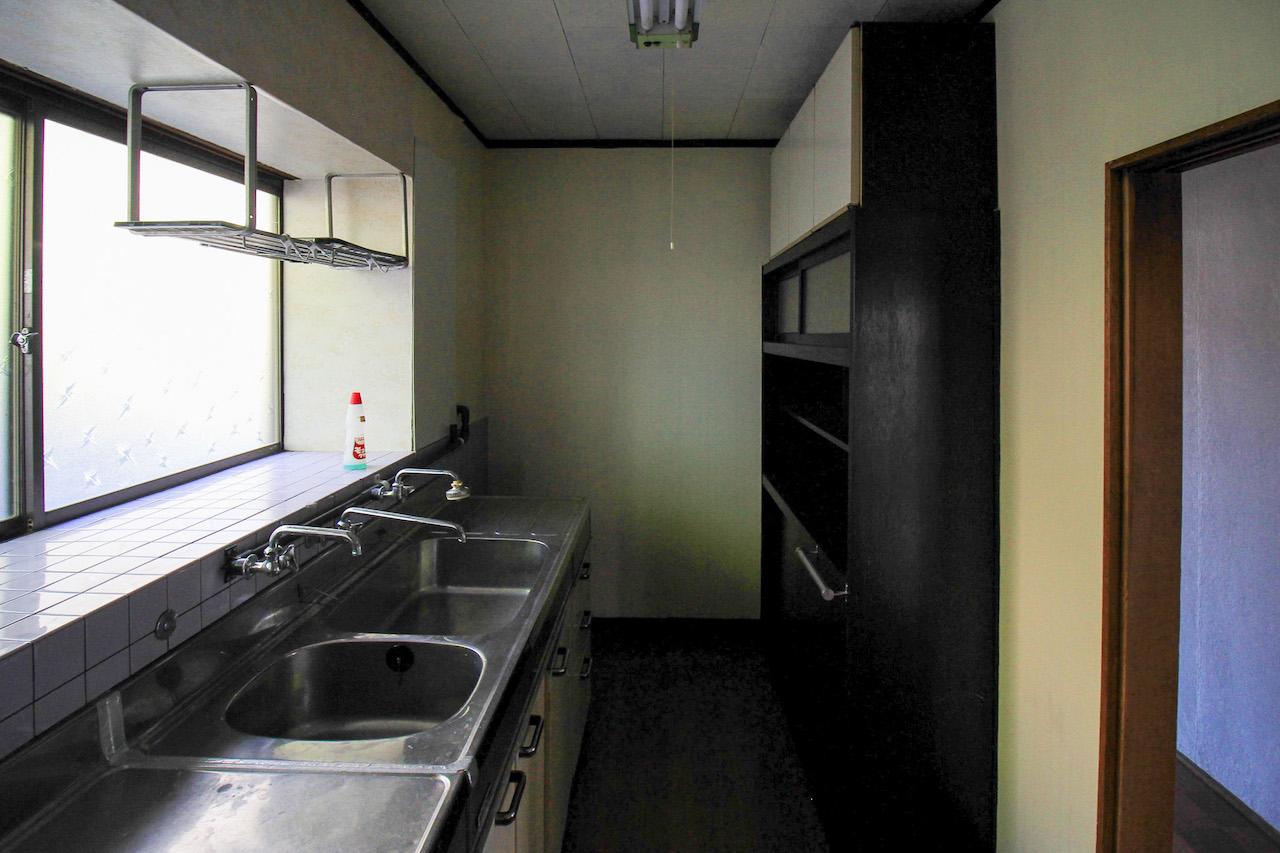 金沢市小立野の賃貸物件/キッチン。冷蔵庫スペース、やや狭いです。（作り付けの食器棚は、現状、撤去されています。）