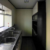 金沢市小立野の賃貸物件/キッチン。冷蔵庫スペース、やや狭いです。（作り付けの食器棚は、現状、撤去されています。）